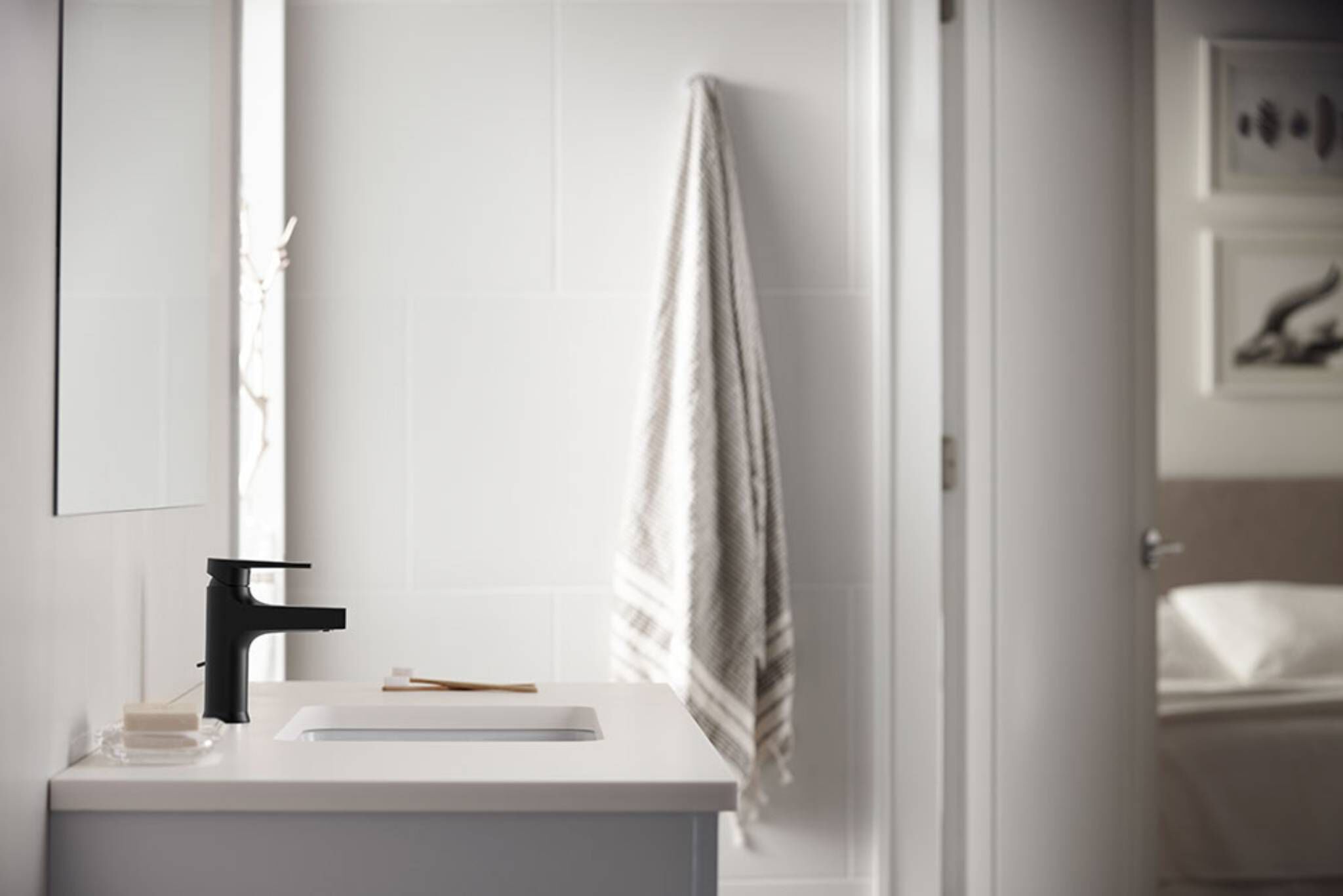 Llave monomando baja para lavabo línea Taut en negro mate,,hi-res image number null